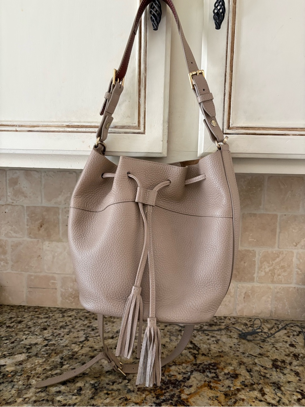 ECU GiGi New York Jenn Bucket bag W/Tassel. Leather